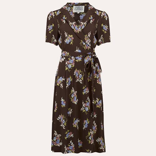 En smuk klassisk 40’er stil slå-om kjole i brun med flot blomsterprint