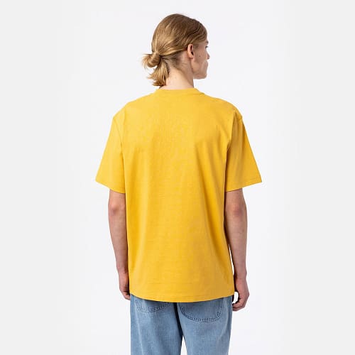 Dickies Loretto T-shirt Honey Gold er en klassisk t-shirt med rund hals og Dickies logobroderi på brystet