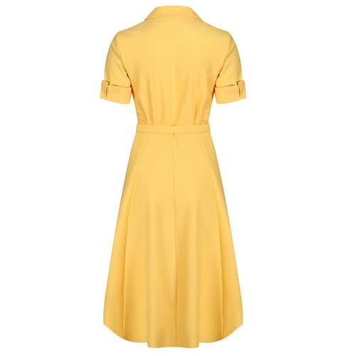 Winnie skjortekjolen i flot gul er en smuk og lækker feminin kjole med en klassisk pasform fra Zoe Vine.