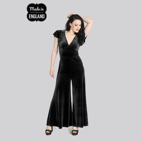 Mischa er en smuk vintage-inspireret jumpsuit i flot sort velour og med draperet v-udskæring, korte ærmer og brede bukseben.