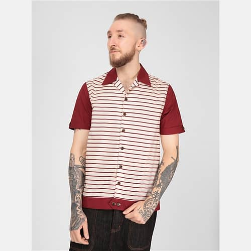 David striped skjorte er en vintageinspireret med mørkerøde striber på en hvid bund og med et autentisk vibe af 1950'erne