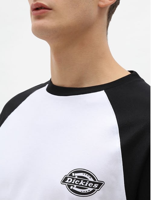 Dickies Cologne Baseball er en langærmet t-shirt, med sorte kontrast farvede raglanærmer