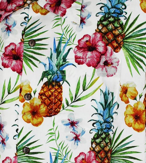 Flot Hawaii skjorte i offwhite og med ananas og Hibiscusblomster