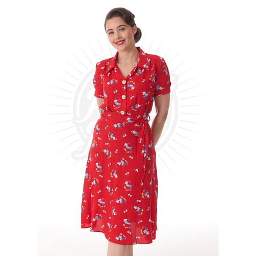 Smuk rød skjortekjole med med fine blomster og med et fancy strejf af 1940-50'ernes stil