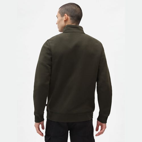 Dickies Oakport Quarter Zip i mørk olivengrøn er en afslappet sweatshirt til mænd med en normal pasform
