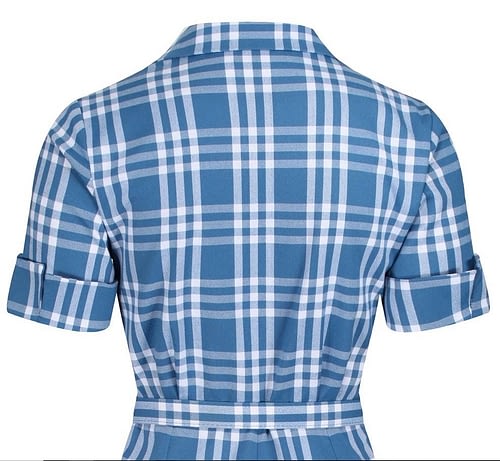 Winnie skjortekjolen i flot lyseblå-ternet er en smuk og lækker feminin kjole med en klassisk pasform fra Zoe Vine