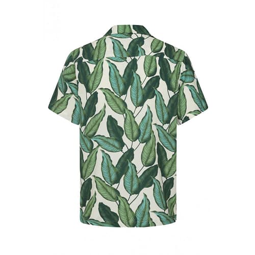 Skjorte med print af grønne palmeblade på en råhvid bund, den har korte ærmer, lommer foran