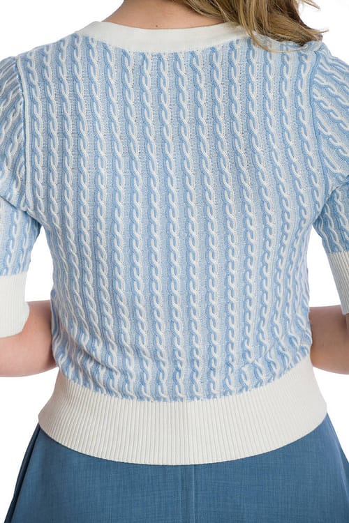 Den sødeste lille cardigan/bluse i offwhite og lyseblå i kabelstrik og knapper foran