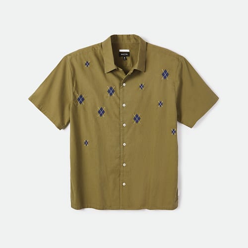 Brixton Camp Reserve i Armygrøn er cool skjorte med et flot broderet argyle mønster foran i navyblå og hvid