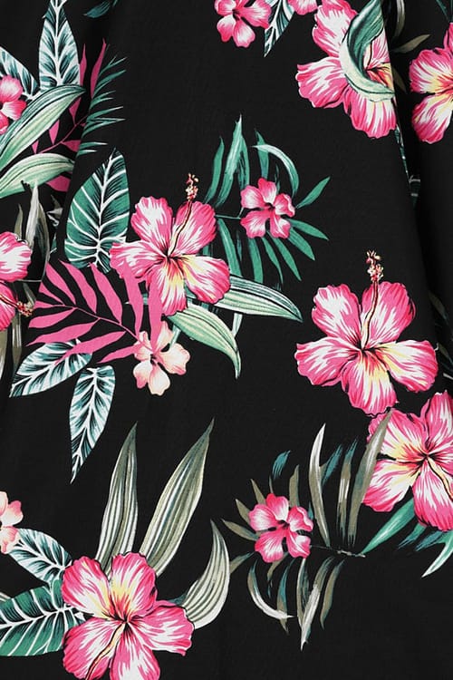 50'er fuld cirkel-nederdel i bomuld med Hawaii print. Pink Hibiscusblomster på en sort bund.