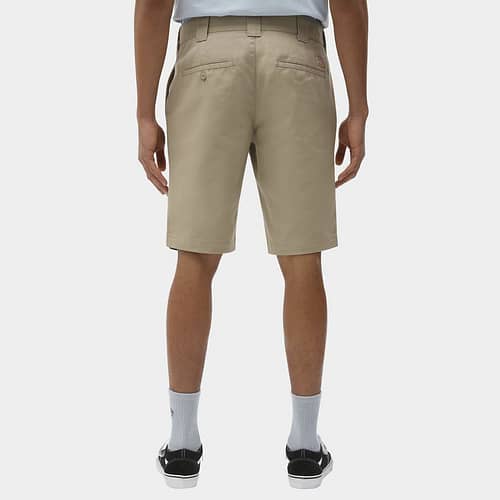 Dickies Slim Fit shorts i Khaki er en opdateret udgave den klassiske Dickies-stil med en slim fit og regelmæssig længde, der sidder i taljen