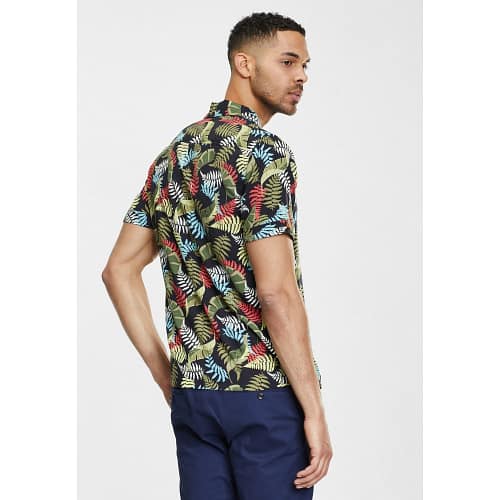 Oscar Tropical Palm er en skjorte med et fantastisk print af palme- og bregneblade på en sort bund og med et autentisk vibe af 1950'erne