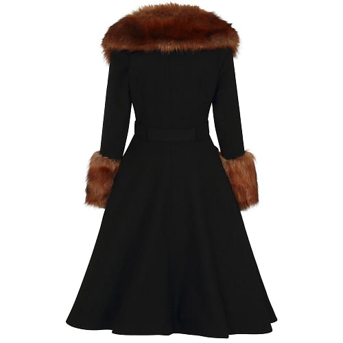 Fantastisk 1950'er sort frakke fra Collectif med imiteret pels. Den luksuriøse imiterede pelskrave og manchetter sammen den flotte markerede talje og swingskørt skaber en smuk silhuet