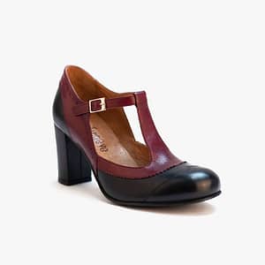 Vidunderlig rød og sort Ada Pinup t-rem sko fra spanske La Veintinueve. De er lavet i sort og vinrødt blødt læder med en rund tå og en hæl på 7,5 cm