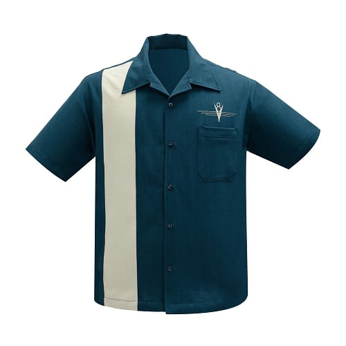 V8 Classic er en cool, klassisk skjorte vintage inspireret 50er skjorte i rigtig flot petroleumsblå cremehvidt sidepanel, en brystlommer, et flot V8 broderi fra Steady Clothing.