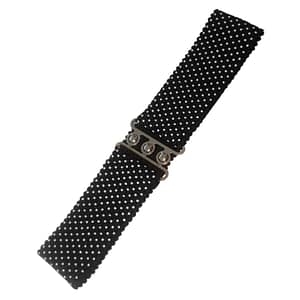 Sort elastikbBredt elastikbælte i sort med hvide prikker og det klassiske sølvfarvet spænde.ælte med hvide prikker