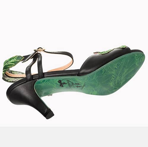April Love er en fine sorte vintage inspireret sandaler med en flot broderet Hibiscus foran.