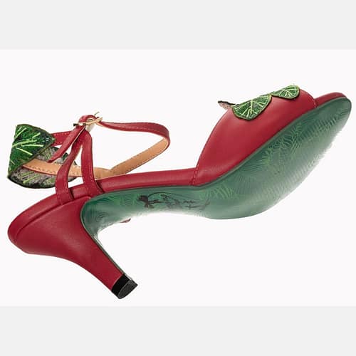 April Love er en fine røde vintage inspireret sandaler med flot broderet Hibiscus foran
