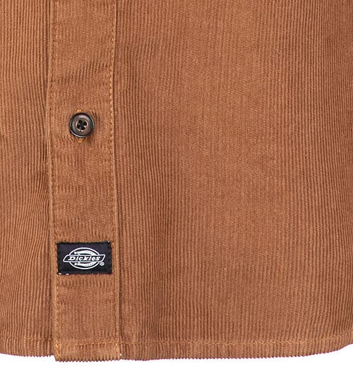 Dickies Arthurdale er en virkelig lækker langærmet skjorte i 100% kamelfarvet bomuldsfløjl