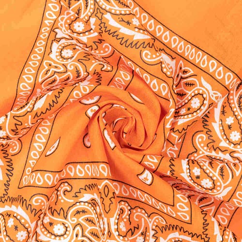 Klassisk orange bandana/tørklæde med paisley mønster.