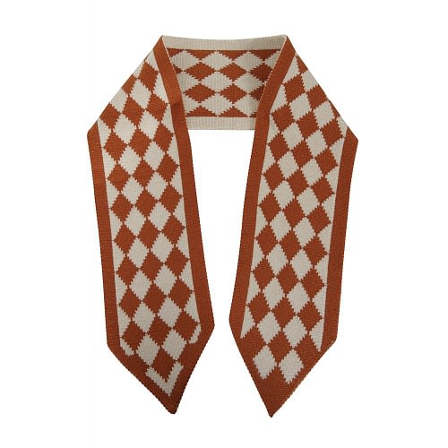 Lucy Diamond tørklædet har et flot strikket rudermønster i brændt orange og cremehvid farve.
