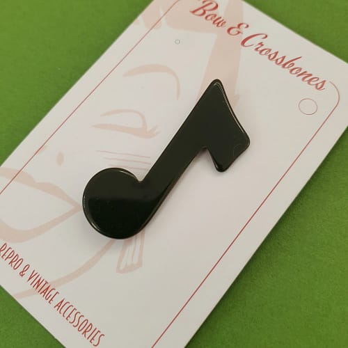 Dolly Music Note er en fin broche med en sort node i resin fra Bow & Crossbones.