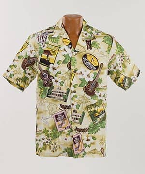 Lækker ægte Hawaiiskjorte, 100% bomuld i beige fyldt med hibiscus, ukuleler, surfboards, palmer og rejseminder