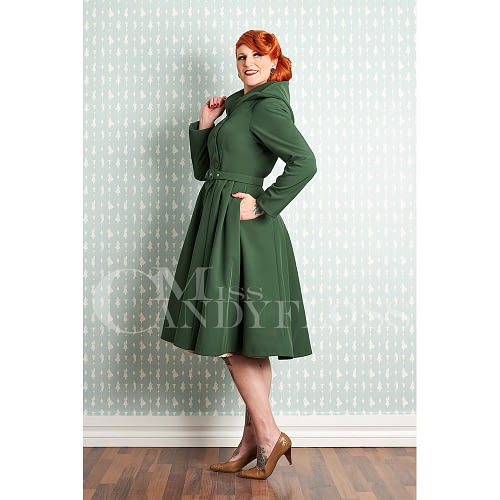 Denne populære og flotte smaragdgrønne 50'er Loris-Olive Swing Trenchcoat fra Miss Candyfloss er en virkelig elegant trenchcoat i vintage stil.