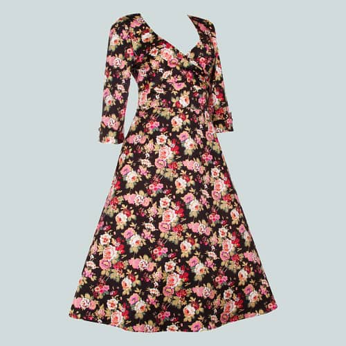 Klassisk pinup 50er rockabilly kjole i sort med super elegant blomsterprint i pink og røde farver, 3/4 ærmer og med skjulte lommer