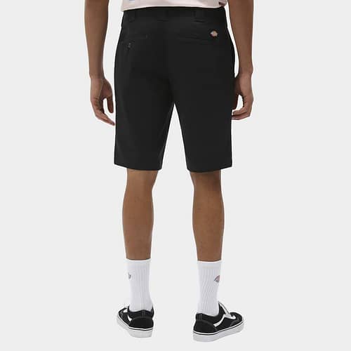 Dickies Slim Fit shorts i sort er en opdateret udgave den klassiske Dickies-stil med en slim fit og regelmæssig længde, der sidder i taljen.
