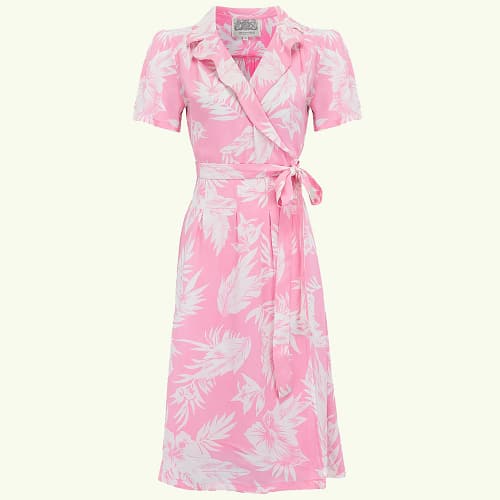 En smuk klassisk 40’er stil slå-om kjole i pink med fint Hawaii blomsterprint