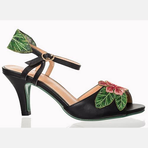 April Love er en fine sorte vintage inspireret sandaler med en flot broderet Hibiscus foran.