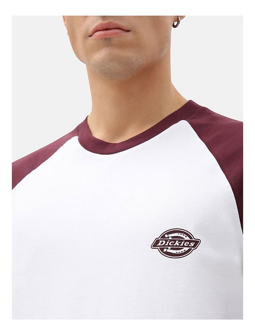 Dickies Youngsville Baseball er en langærmet t-shirt, med kontrast farvede raglanærmer detaljer og et Dickies logo på venstre bryst.