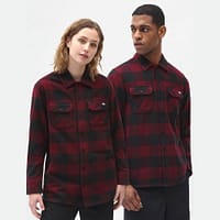Den klassisk ternede Sacramento flannel skjorte i sorte og Maroon-røde tern fra Dickies med logo patch