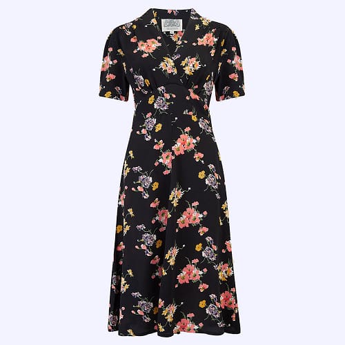 Dolores-kjolen er en fantastisk smuk og klassisk 40’er stil kjole i sort rayon Crepe De Chine stof med det flotte og populære Mayflower blomsterprint