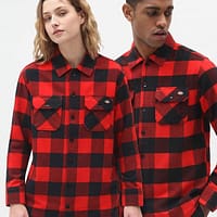 Den klassisk ternede Sacramento flannel skjorte i sorte og røde tern fra Dickies med logo patch