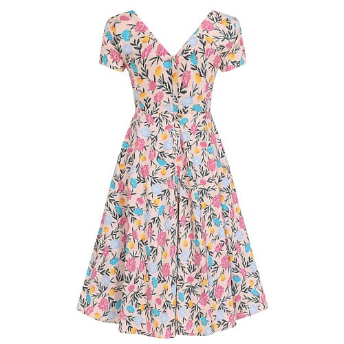 Maria Floral Whimsy Swing kjolen er en virkelig smuk vintage-inspireret kjole med det dejligste blomsterprint