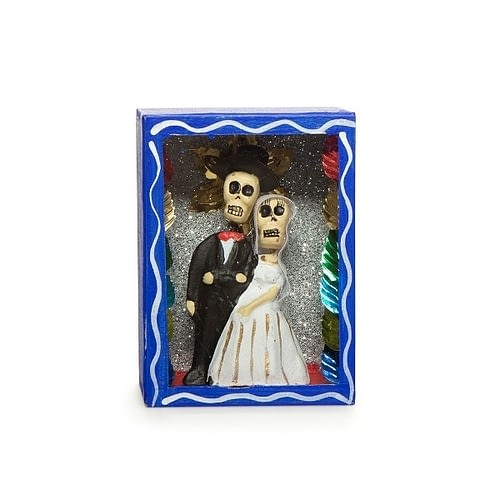 Dette lille blå skrin med et brudepar er en dejlig bryllupsgave, gave til Valentins dag eller en alternativ måde at fri på.