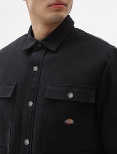 Dickies Duck Canvas Shacket er en krydsning mellem en skjorte og en jakke, der er beregnet til daglig brug