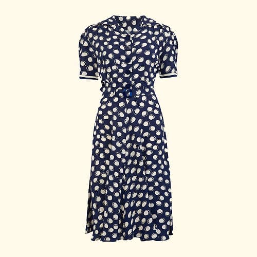 Roma-kjolen er en fantastisk smuk og klassisk 40’er stil skjortekjole i navyblå rayon Crepe De Chine stof i det flotte Moonspot print
