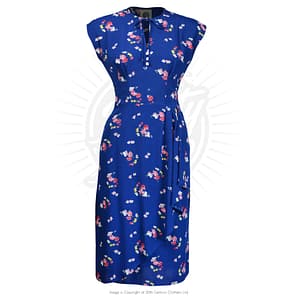Pretty Tea Veronica kjole i 1940er stil, blå med små blomster. Pasformen på denne kjole skaber en klassisk vintage 40'er silhuet.