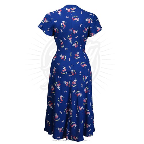 Dette er en fabelagtig kjole i flot klar blå med småblomster og med en smuk sweetheart halsudskæring med bindebånd