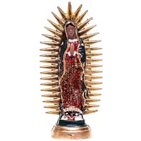 Mexicansk håndmalet Guadalupe Statuette med gylden glorie fremstillet i resin. Foran er Jomfru Guadalupe mørkegrøn og rød og dekoreret med glitter.