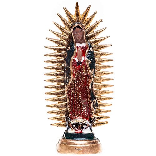 Mexicansk håndmalet Guadalupe Statuette med gylden glorie fremstillet i resin. Foran er Jomfru Guadalupe mørkegrøn og rød og dekoreret med glitter.