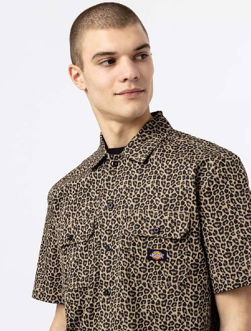 Skil dig ud med denne frække leopard skjorte fra Dickies.