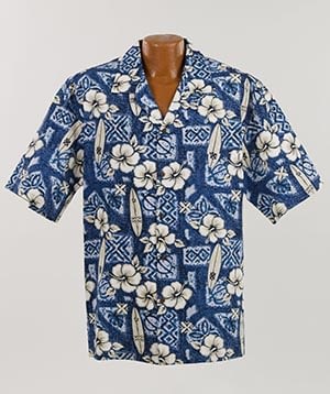 Lækker ægte Hawaiiskjorte, 100% bomuld i blå fyldt med hibiscus og surfboards i cremehvide nuancer.