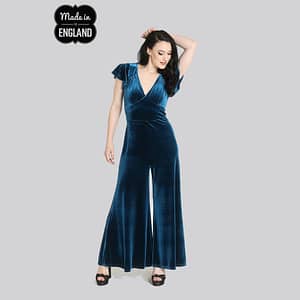 Mischa er en smuk vintage-inspireret jumpsuit i flot petroleumsblå velour og med draperet v-udskæring, korte ærmer og brede bukseben.
