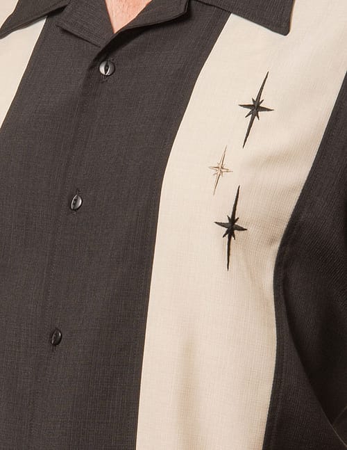Dobbelt panel vintage inspireret button-up skjorte i sort med sandfarvede paneler og broderede retro stjerner på venstre bryst