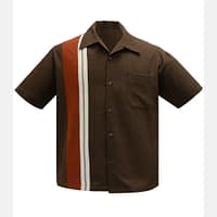 The Charles Button Up er klassisk skjorte fra Steady Clothing i brun med dobbeltpanel i offhvid og rustrød og et flot kontrastsyning på venstre bryst