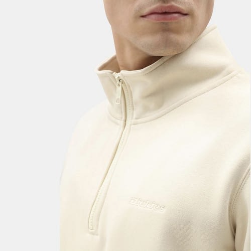 Hold dig varm i ægte Dickies-stil med en lækker beige trøje med lynlås i halsen. Waggaman Premium Quarter Zip-sweatshirt'en har ribbet manchetter og forneden.